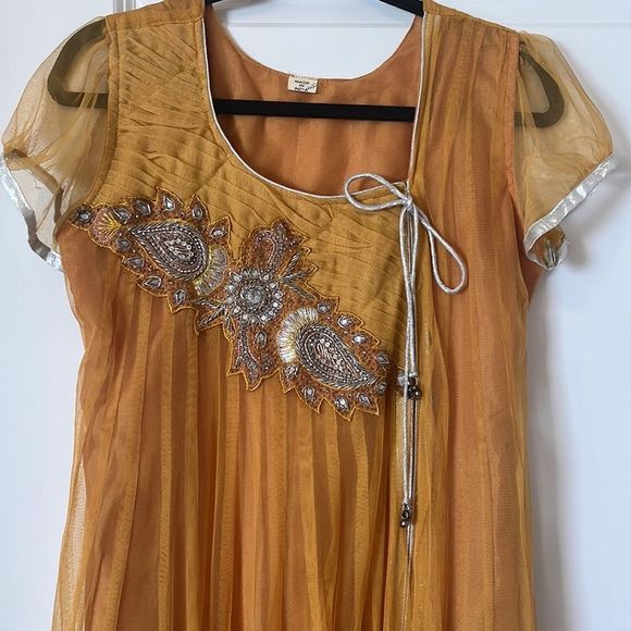 Indian Kurtha with Dupatta and pants. Medium - Picture 2 of 6